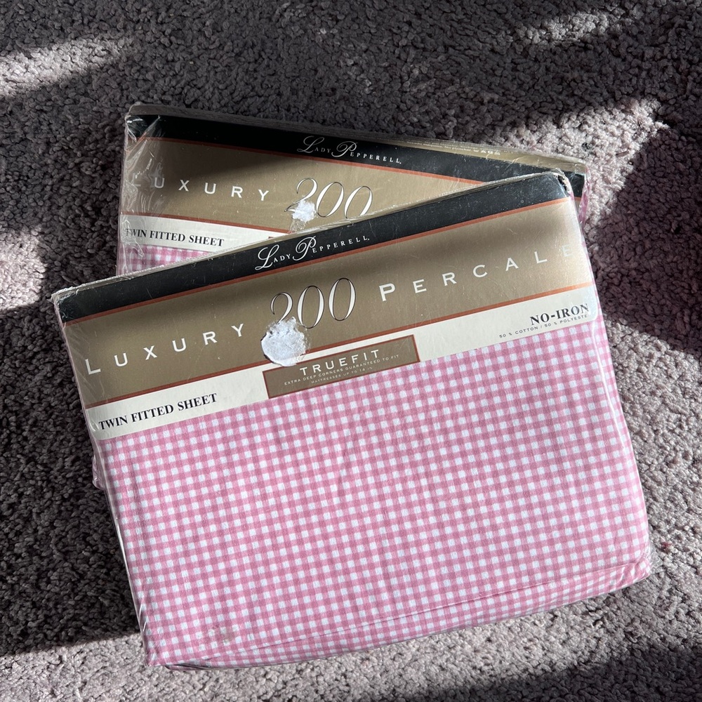 2 pcs pink&white checks twin fitted sheets